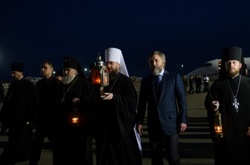 Вадим Новинський і митрополит Антоній привезли до України Благодатний вогонь