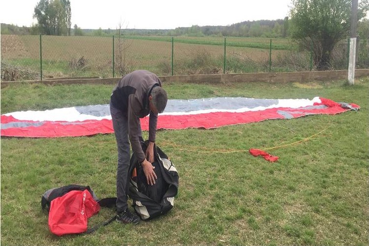 Прикордонники затримали угорського парашутиста, який випадково залетів в Україну