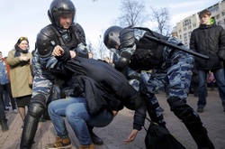  До активістів акції в Росії знову застосували сил. Ілюстрація REUTERS 