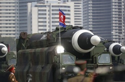 Як Північна Корея на параді світ балістичними ракетами лякала. Фотогалерея