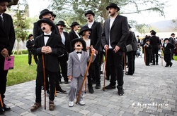 Как двойники Чарли Чаплина необычно отметили его день рождения