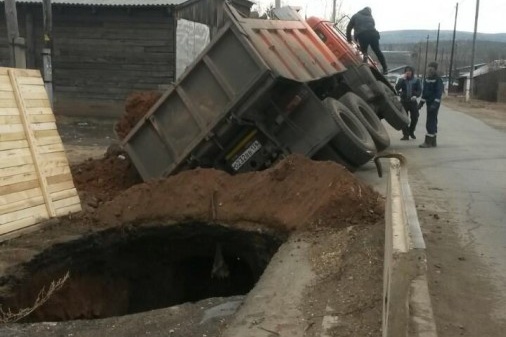 У Росії вантажівка провалилася в яму, яку приїхала засипати