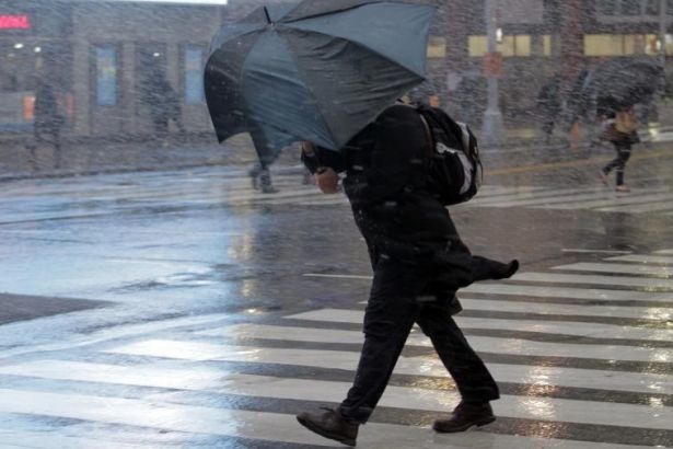 В Україні оголосили штормове попередження: очікуються мокрий сніг і сильний вітер