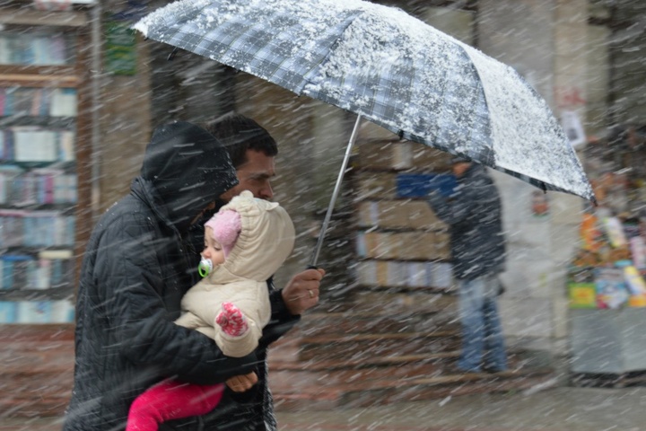 Синоптики попереджають: в Україну прийдуть дощі і мокрий сніг