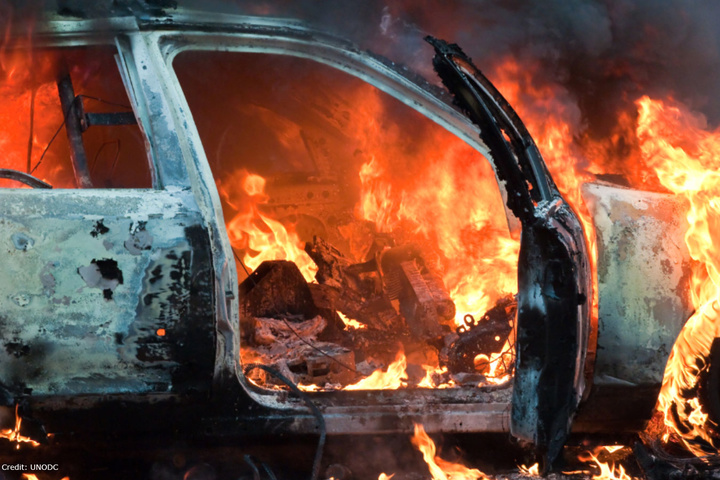 В Ірпені спалили три автівки, що були припарковані біля багатоповерхівки