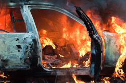 В Ірпені спалили три автівки, що були припарковані біля багатоповерхівки