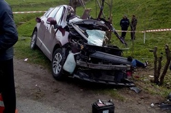 На Прикарпатті рейсовий автобус зіштовхнувся з легковиком: четверо загиблих юнаків