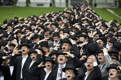 У Швейцарії сотні людей приміряли на себе образ Чарлі Чапліна 