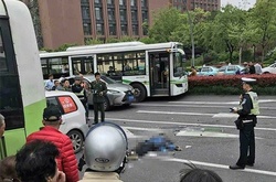 У Китаї автобус впав з мосту в річку, 13 людей загинули