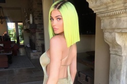 Гостья из будущего: Кайли Дженнер перекрасила волосы в неоновый цвет