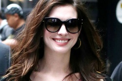 Без стеснений: Энн Хэтэуэй вышла в свет в платье, купленном на барахолке