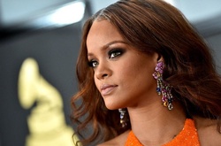 Как лощадь:  Рианна вновь поразила поклонников странным образом