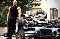 К черту физику: самые безумные экшн-сцены «Форсажа»  