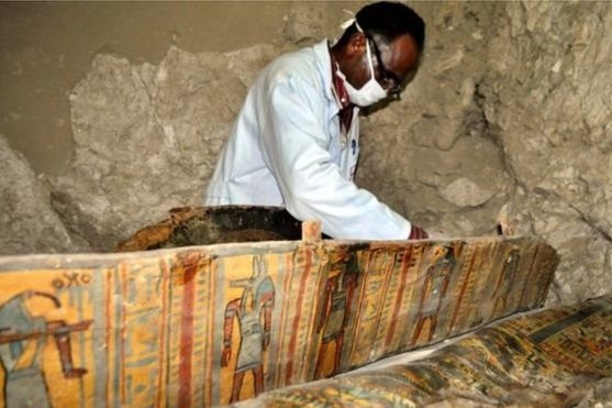 Археологи виявили у Єгипті шість мумій з тисячами похоронних статуеток