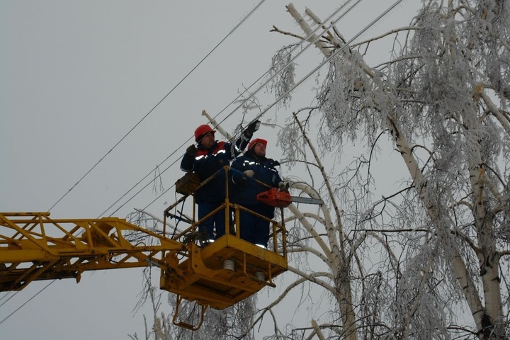 Сніг посеред весни залишив без світла понад 150 населених пунктів України