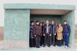 В окупованому Шахтарську урочисто відкрили автобусну зупинку