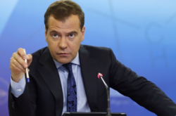 Медведєв обізвав Навального «пройдисвітом» і відмовився коментувати корупційний скандал