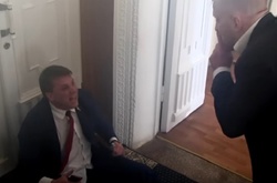 У Медведчука обурились діями Кернеса, який застосував силу до екс-депутата міськради