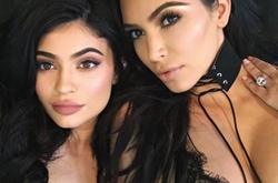 Обнаженные сестры: Ким Кардашьян и Кайли Дженнер снялись топлес в рекламе косметики