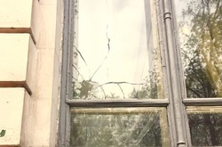 Невідомі нападники розбили вікно інституту