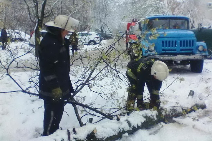 Через негоду в Україні залишають знеструмленими 505 населених пунктів