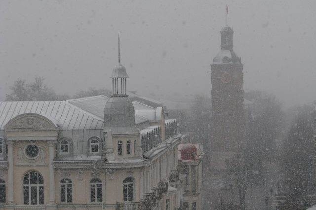 Циклон Петер просувається Україною: снігопад дістався Вінниці