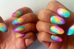Привет, хиппи! Этой весной модно носить маникюр в стиле тай-дай