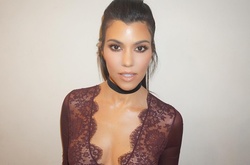 Кортни Кардашьян обнажилась в воде в свой день рождения