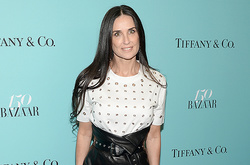 54-летняя Деми Мур наделала шуму на вечеринке Harper's Bazaar