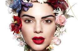 Кендалл Дженнер снялась в фотосессии и рассказала, что сестры Кардашьян зациклены на внешности