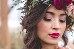 Ягодные губы, спущенные плечи и естественность: главные тренды свадебной моды этой весной