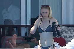 Звезда «Игры престолов» показала соблазнительную фигуру в октровенном бикини