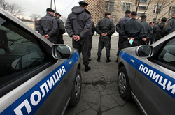 Слідчі оглядають місце події.