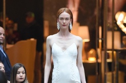 Откровенные декольте и прозрачные сетки. Как выглядят платья для смелых невест