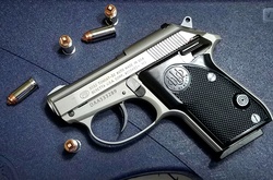 Українцю у посилці із США відправили пістолет Beretta