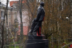 У Білорусі два Леніни «замироточили» червоною фарбою