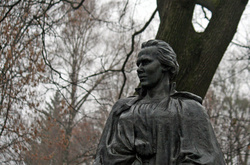 У столиці вандали обікрали могилу Лесі Українки 