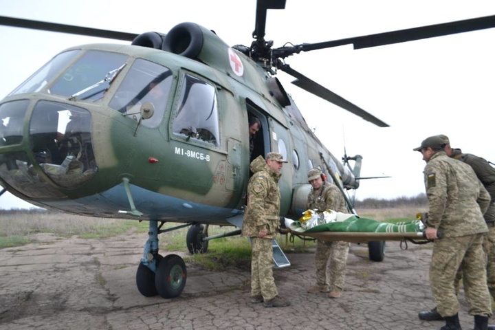 У Дніпро вертольотом евакуювали пораненого українського бійця із зони АТО