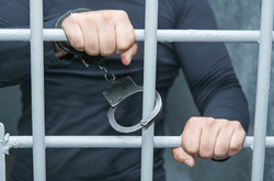 На Троєщині чоловік виносив з магазину дорогі продукти