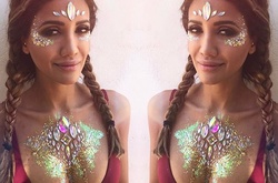 Обнаженная грудь в блестках: новый бьюти-тренд сезона взорвал сеть