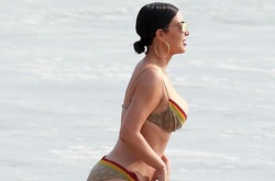 Ким Кардашьян похвасталась фигурой в откровенном ретро-бикини