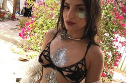 Новый модный тренд: девушки украшают грудь блестками и камнями