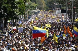  За три тижні протестів опозиції в Венесуелі 15 осіб загинули у зіткненнях, ще 11 під час нічних грабежів.&nbsp;   