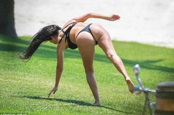 Кортни Кардашьян поразила акробатикой в октровенном бикини