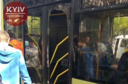 Пасажири видавили скло в тролейбусі