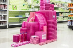 Художник без разрешения создает в магазинах инсталляции из товаров