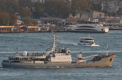 Біля Стамбула російський військовий корабель зіткнувся із вантажним судном