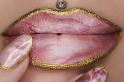 Вот это да: мраморные губы стали новым трендом в макияже