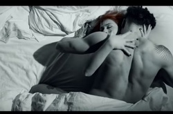 Муж Билык снова снял скандальный клип с обнаженной Апиной