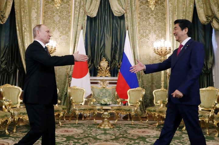Путін проводить переговори з прем’єром Японії щодо суперечливих територій